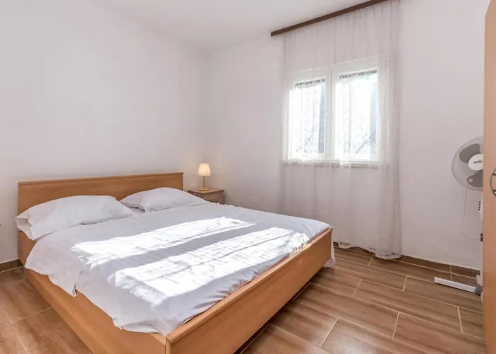 2 Bedroom Stunning In 度假居 Pakoštane